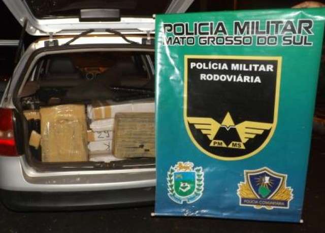 Ve&iacute;culo &eacute; apreendido pela Pol&iacute;cia com quase meia tonelada de maconha