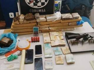 Dinheiros, drogas e outros objetos apreendidos durante a operação. (Foto: Diário Corumbaense) 