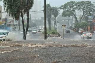 Avenida Mato Grosso ficou encoberta pela água (Foto: André Bittar)