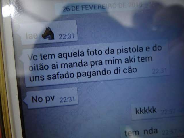 Pol&iacute;cia encontra arma em casa de adolescente que negociava drogas por WhatsApp 