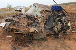 Carro ficou destruído após colisão (Foto:  Jovem Sul News)