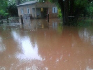 Residência &quot;ilhada&quot; no Nova Campo Grande, após as chuvas desta tarde (25). (Foto: Direto das Ruas) 