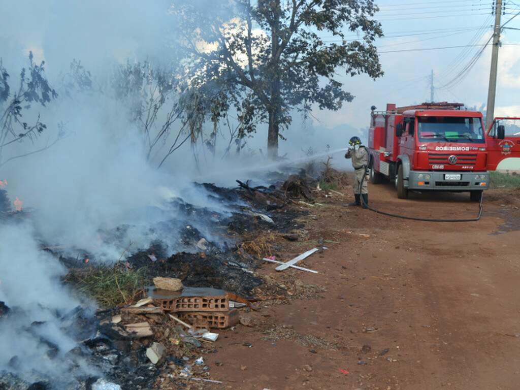 Fuma A De Fogo Em Terreno Toma Conta Do Bairro Santa Carm Lia Meio