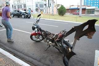 Moto foi atingida na traseira.