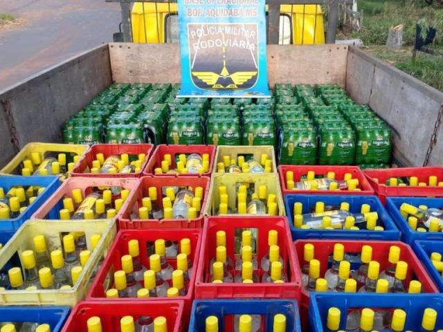 Pol&iacute;cia apreende mais de mil garrafas de pinga contrabandeadas do Paraguai 