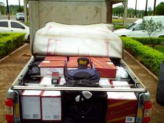 Veículo carregado de produtos contrabandeados do Paraguai. (Foto: divulgação)