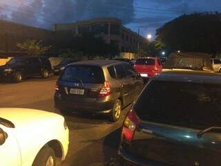 Condutores estacionam em fila dupla para ir à igreja na Brilhante