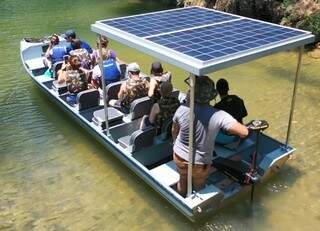 Com capacidade para 15 pessoas, barco movido a energia solar navega pelas águas transparentes do Rio Mimoso (Foto: Divulgação/Grupo Rio da Prata) 