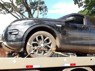 Ap&oacute;s persegui&ccedil;&atilde;o, dupla abandona carro de luxo com mais de 200 kg de maconha