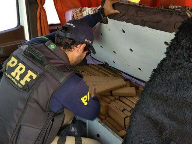 Policiais desconfiam de carreta vazia e encontram maconha at&eacute; nos pneus