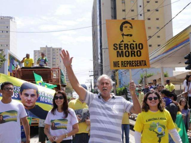 Com caix&atilde;o verde-amarelo e cela, grupo protesta contra STF ap&oacute;s desfile