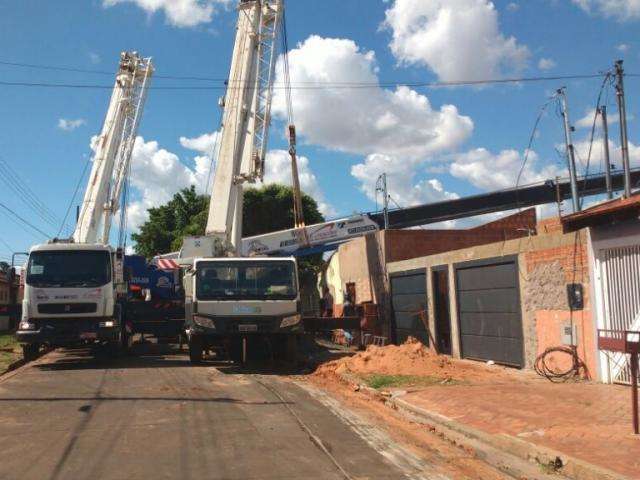 Ap&oacute;s 5 horas de trabalho, guindaste que caiu sobre casas &eacute; removido