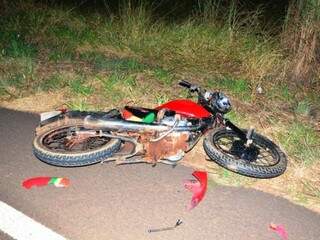 Moto em que estava o adolescente sofreu vários danos (Foto: Sérgio Melucci/~Rádio Portal News)