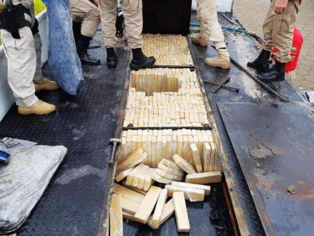 PRF encontra 880 quilos de maconha sob a carroceria de caminh&atilde;o na BR-267
