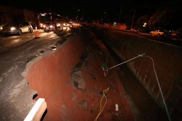 Obra de reconstru&ccedil;&atilde;o de margem do c&oacute;rrego Bandeira deve ser conclu&iacute;da em 5 dias