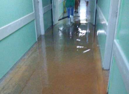 Chuva forte alaga Hospital Regional e causa transtornos na cidade