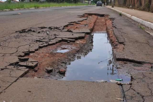 Moradores reclamam de asfalto &ldquo;casca de ovo&rdquo; na Vila Cidade Morena