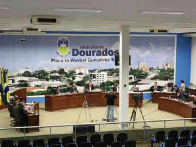  Em Dourados, vereadores votam projeto que reajusta sal&aacute;rios para R$ 10 mil