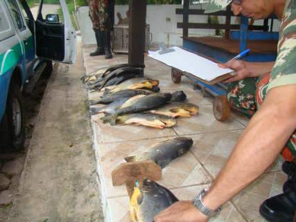 PMA autua dois e apreende 78 kg de pescado no rio Paraguai