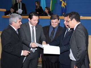 Da direita para a esquerda, vereadores Francisco Carvalho, Junior Longo, Vinícius Siqueira, Jeremias Flores e Odilon de Oliveira. (Foto: Izaias Flores/CMCG)