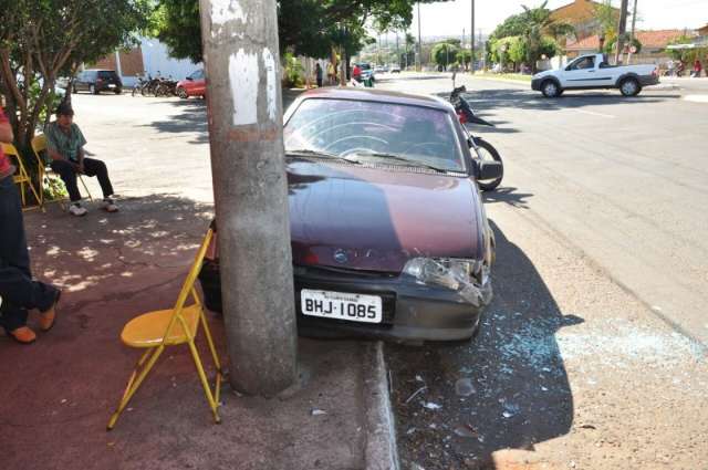 Motorista passa mal, provoca acidente e colide carro em poste