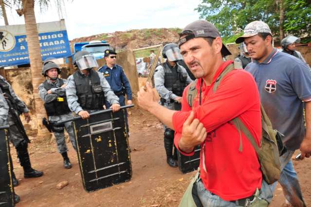 &quot;Um dia de cada vez&quot; &eacute; lema de quem protesta contra lix&atilde;o fechado