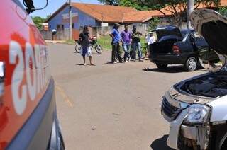 Os dois carros ficaram bastante danificados com o acidente, mas ninguém se feriu gravemente. (Foto: Alcides Neto)