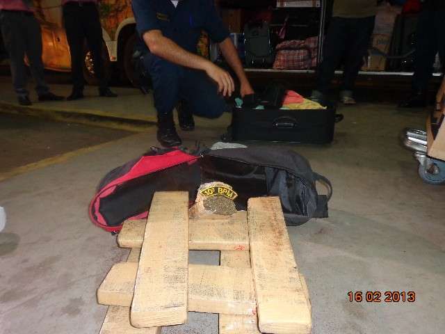Jovem &eacute; preso com maconha embebida em caf&eacute; dentro de mala