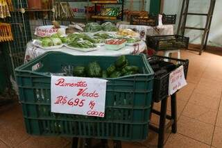 Pimentão verde a mostra na cesta com o preço no papel sulfite e verduras e legumes embalados (Foto: Henrique Kawaminami)