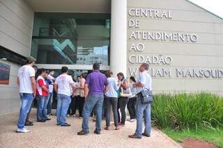 Servidores da Central de Atendimento ao Cidadão se reuniram em frente ao prédio hoje (Foto: João Garrigó)