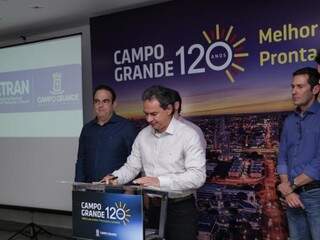 Marquinhos Trad, prefeito de Campo Grande, assinando autorização para obra de readequação viária em conjunto de rotatórias (Foto: Kísie Ainoã)