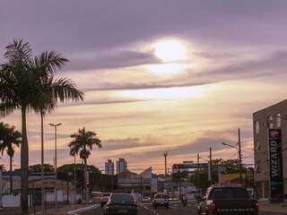 Sol nascendo entre nuvens na capital sul-mato-grossense (Foto: Henrique Kawaminami)