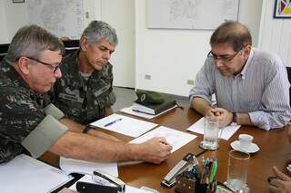 Bernal (à direita) recebeu representantes do Exército no fim de dezembro. (Foto: PMCG)
