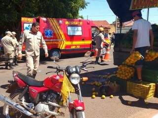 Valdir colidiu a moto que conduzia contra um caminhão de frutas que estava estacionado na via. (Foto: Chlóe Pinheiro)