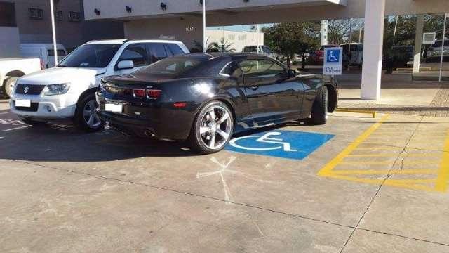 Carro esportivo &eacute; estacionado de forma irregular em vaga para deficiente