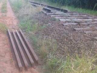 Parte dos trilhos foi deixada ao lado a ferrovia, num indicio de que ladrão voltará para buscá-los. (Foto: Direto das Ruas)