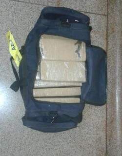 A droga estava na mochila do adolescente e foi encontrada por policiais federais (Foto: Sidney Bronka/94 FM)