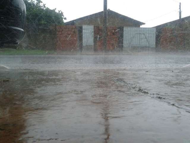 Chuva r&aacute;pida na regi&atilde;o Sudoeste de Campo Grande tem queda de granizo