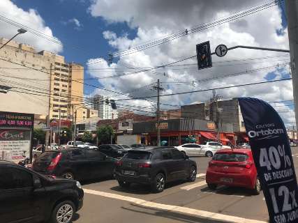 Pane em sem&aacute;foro deixa cruzamento tumultuado no Centro