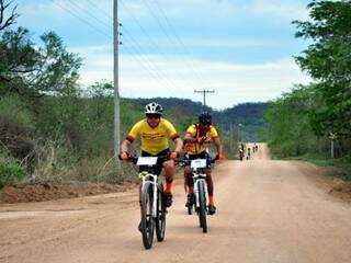 Competidores durante primeira etapa do Circuito de MTB em Corumbá (Foto: Divulgação)