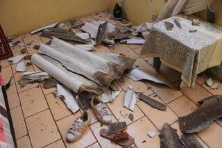 As telhas caídas no chão da casa do seu Arindo. (Foto: Marina Pacheco)