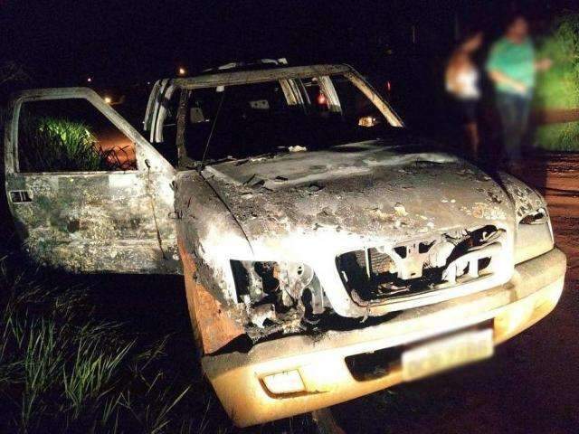 Caminhonete roubada ap&oacute;s sequestro &eacute; encontrada incendiada em estrada 