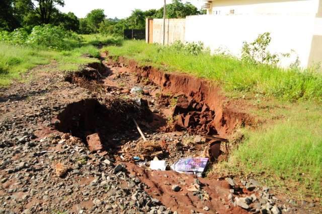 Problema antigo na Vila Nascente, cratera aumenta com a chuva