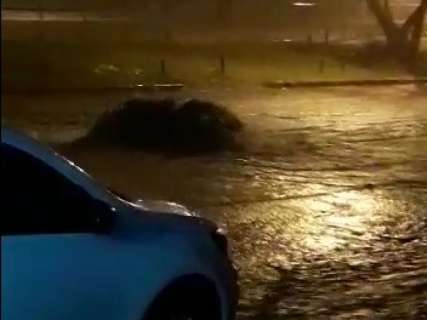 Chuva forte retorna durante a noite e enxurrada toma conta de ruas da Capital 