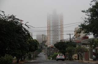 Na Capital, alguns bairros amanheceram cobertos por neblina (Foto: Marcos Ermínio)