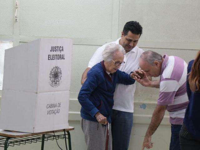 Aos 95, dona Estela acorda cedo e faz quest&atilde;o de votar &#039;em nome do poeta&#039;