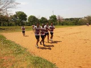 No início da semana equipe treinou nas areias do Parque das Nações Indígenas. (Foto:Divulgação)