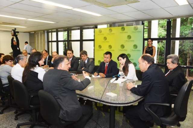 Secret&aacute;rio busca apoio dos deputados para combater mosquito da dengue