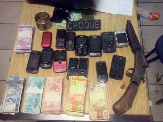 Choque flagra moto roubada e fecha boca de fumo comandada por adolescente
