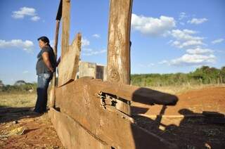 Indígenas aguardam há 13 anos pela construção das demais casas (Foto: João Garrigó)